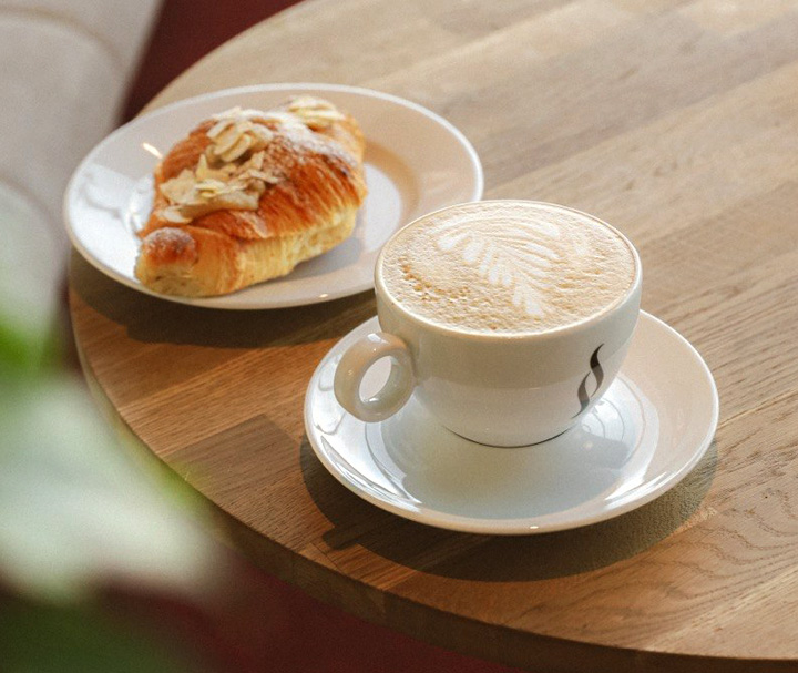 Круассан в параграф кафе